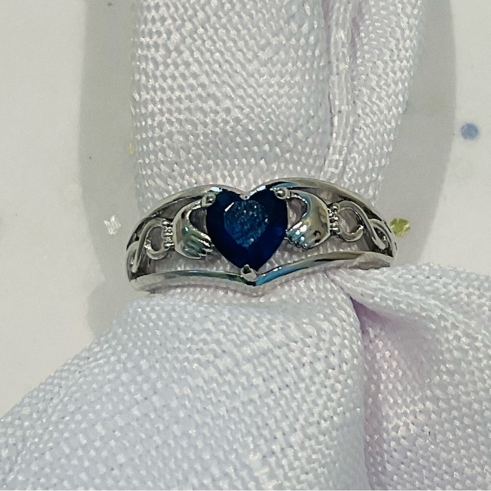 Silver Tone Heart Gemstone Decor Fashionable Ring in Size 7 - Picture 3 of 9